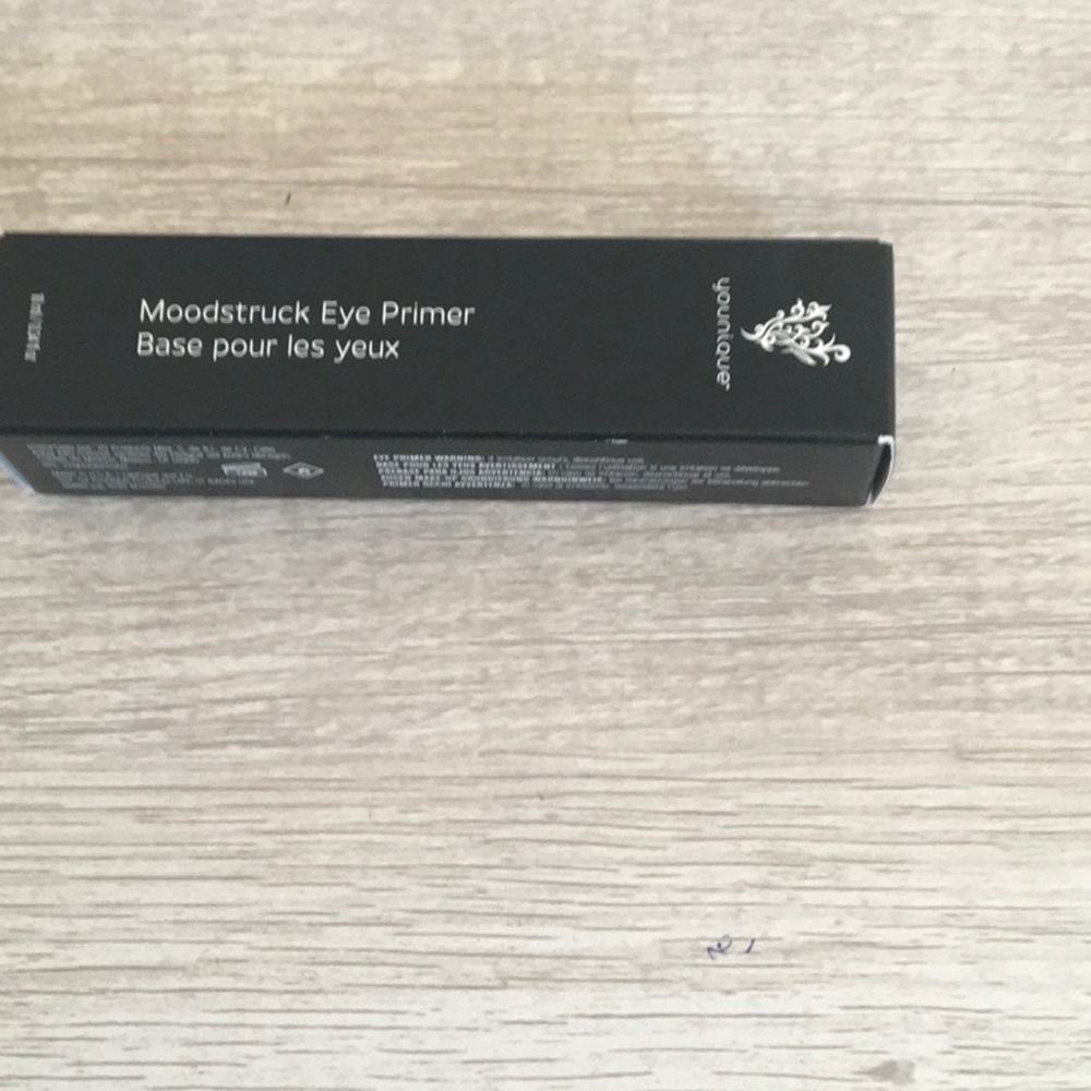 MOODSTRUCK eye primer